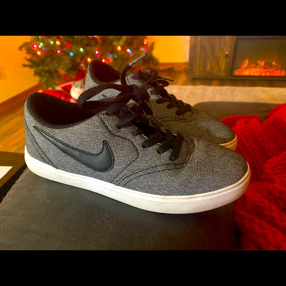 Youth Nike flats barely worn! size 5.5